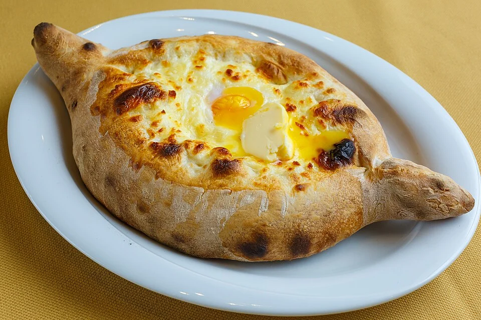 Хачапури по-аджарски с яйцом и сыром